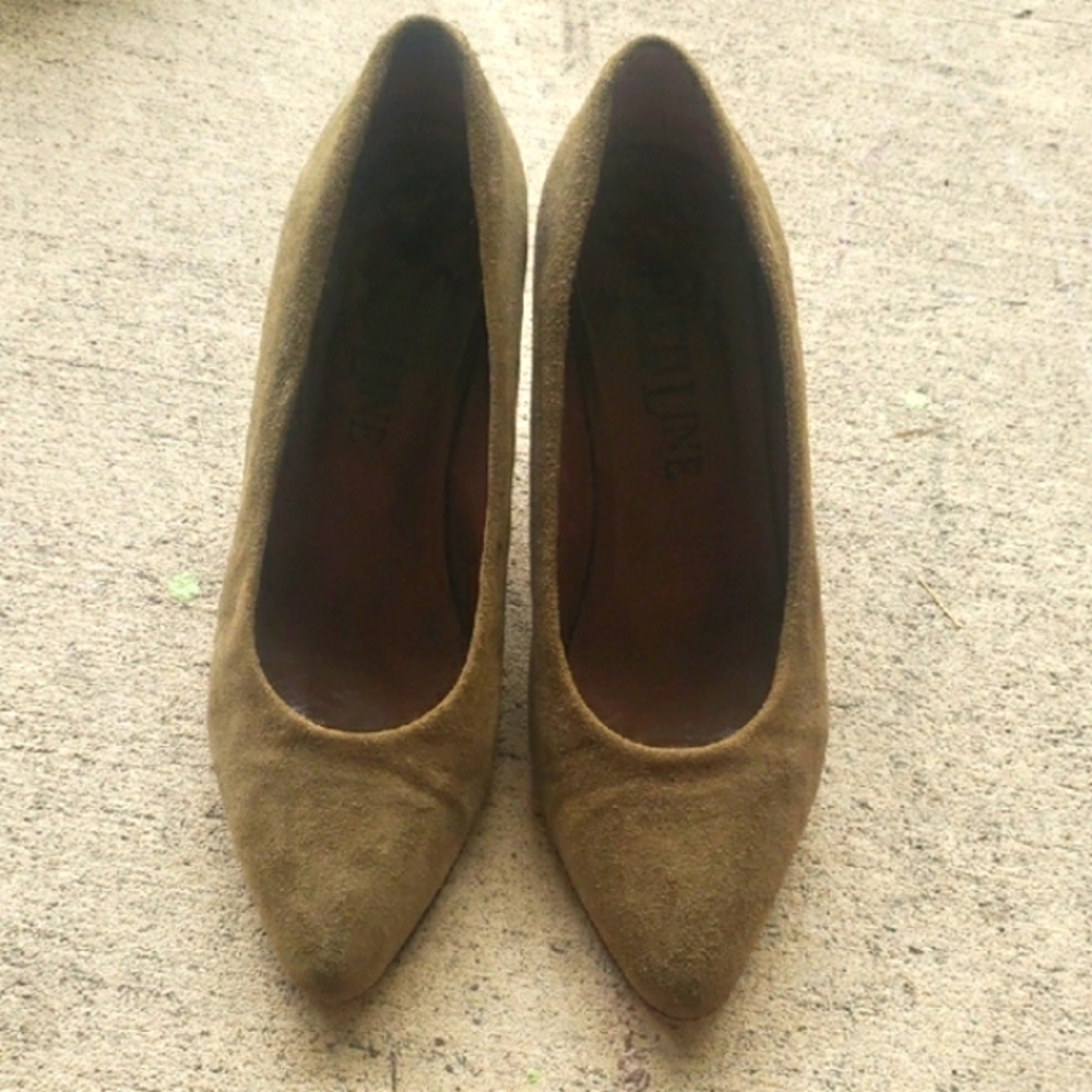 In great condition "Pittiline" Olive green suede Heels, made in Florence Italy